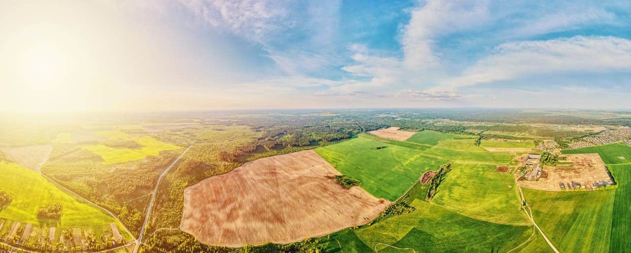 Vista panorámica de campo verde y cielo azul