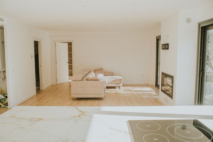 Sala moderna con sofá y chimenea