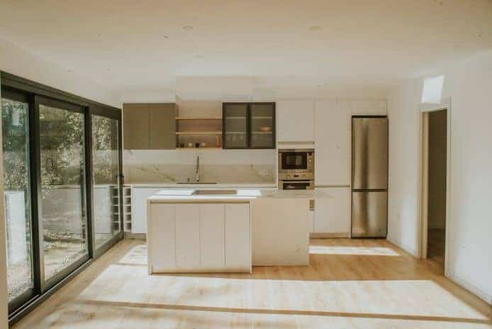 Cocina moderna con isla central iluminada