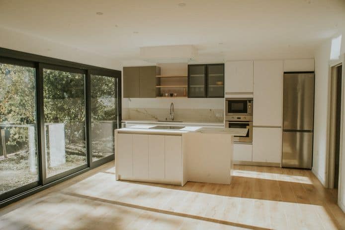 Cocina moderna con isla y luz natural abundante.